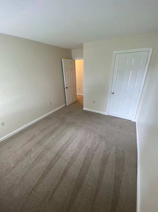 Building Photo - 2 Bedroom Apartment for Rent in Rochester, NH!