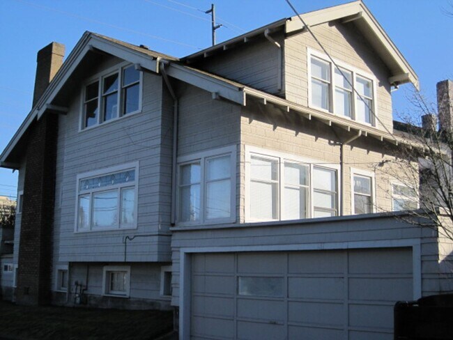 Building Photo - Live in Wallingford and Be Close to Everything!