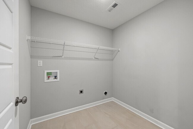 Building Photo - Pet Friendly Four Bedroom!