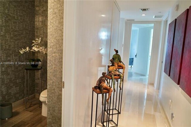 Building Photo - 1300 Brickell Bay Dr