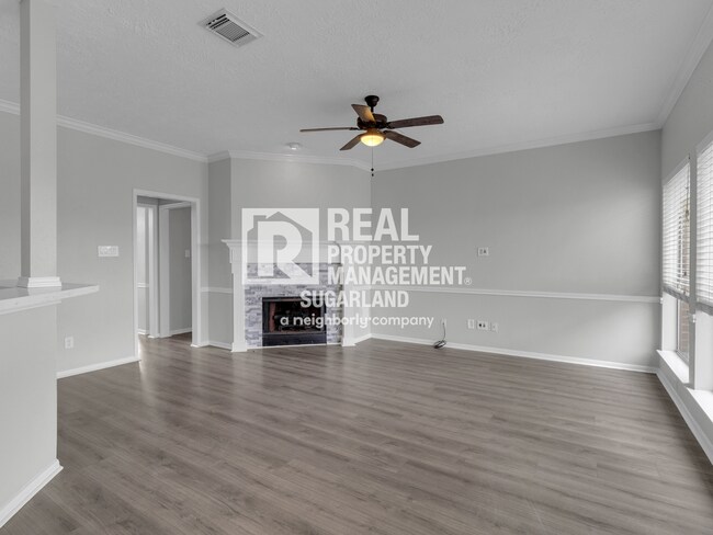 Building Photo - Executive Living in the Heart of Sugar Land