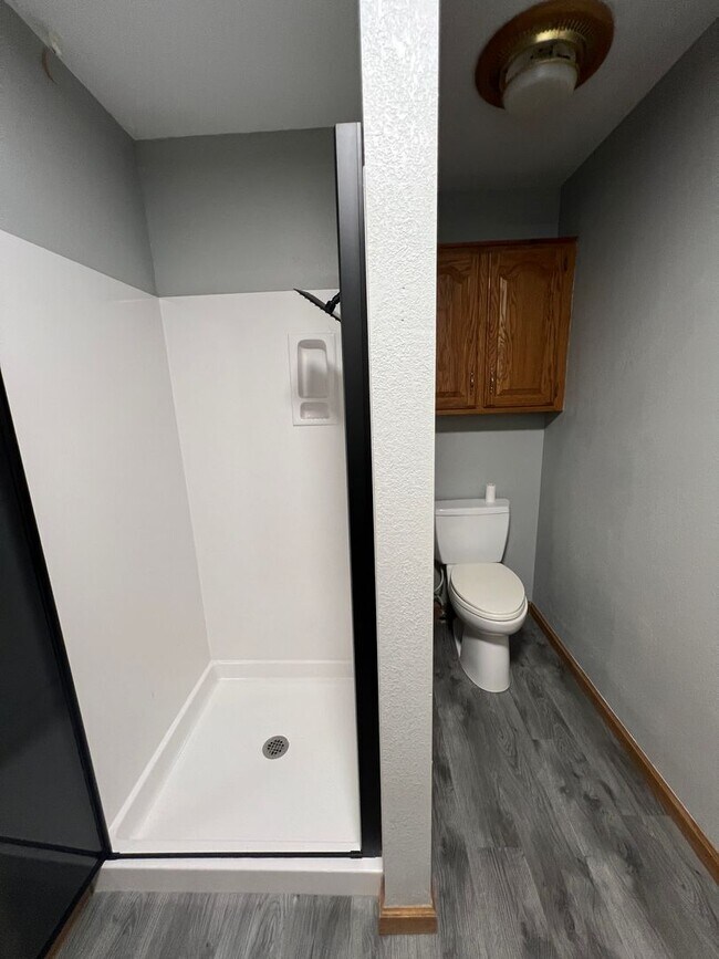 Building Photo - 5 bedroom/3 bath w/mother in law style qua...