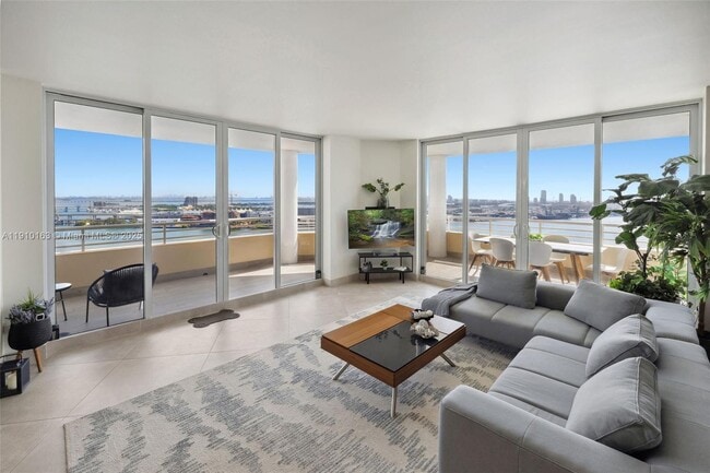 Primary Photo - 808 Brickell Key Dr