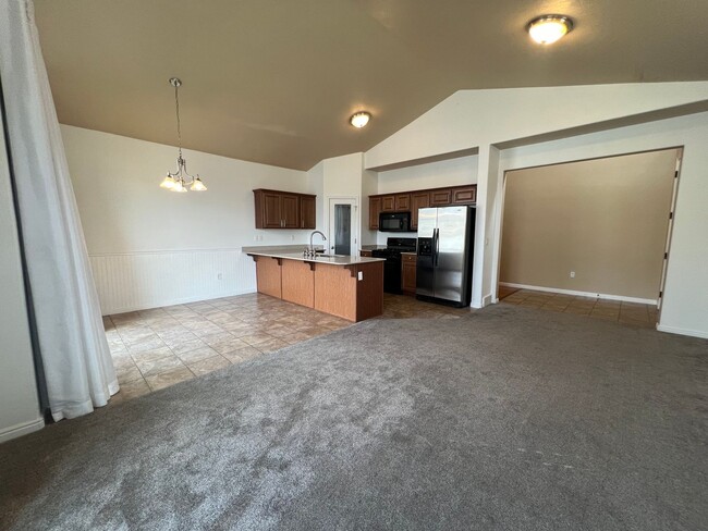 Building Photo - Stansbury Park Townhome with 3 Bedrooms