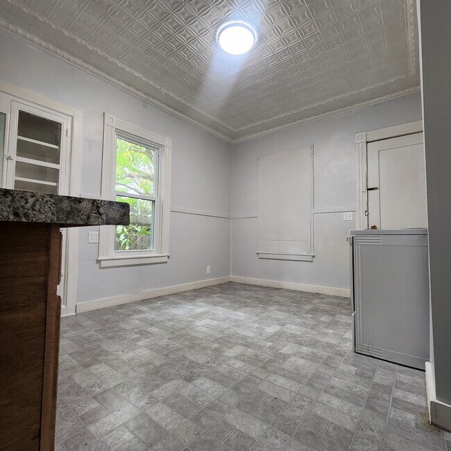 Kitchen (2nd angle) - 50 Syke St