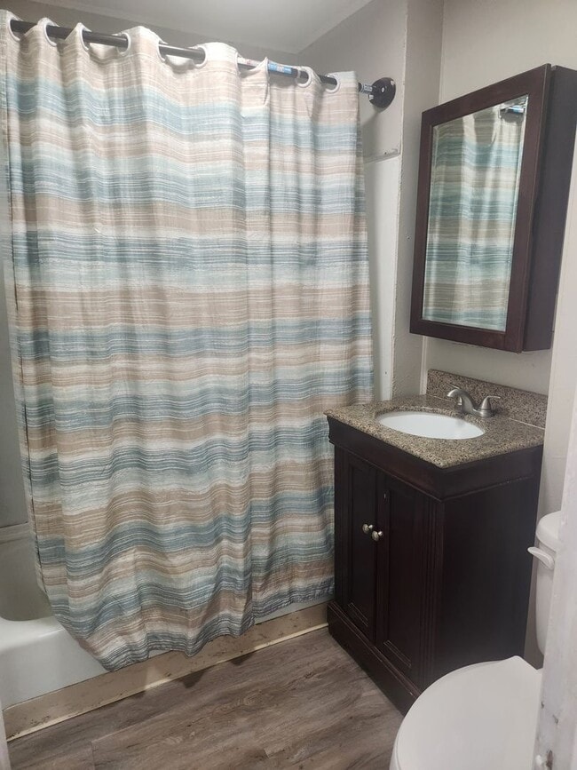 Building Photo - E. Walnut 2br 1 ba w/d hookup
