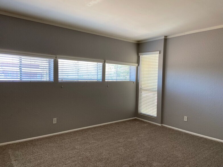 Building Photo - 2693 E Oakleaf Dr