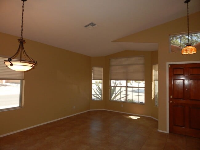 Building Photo - 3 Bedrooms 2 Bathrooms close to Sabino Canyon