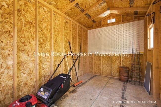 Building Photo - 2614 NE 33rd Ave