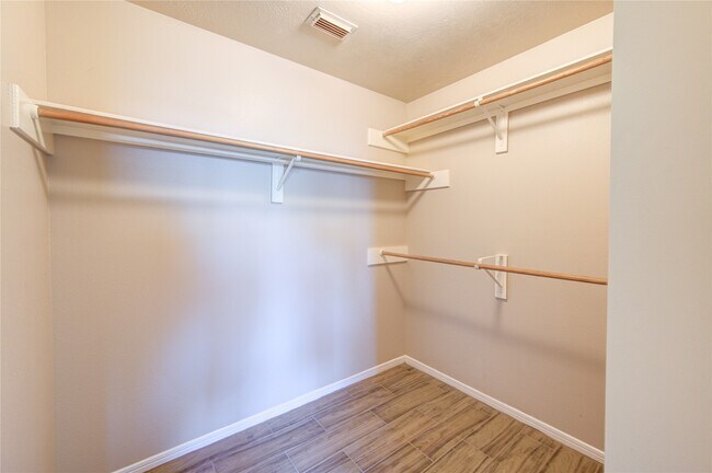 Building Photo - 5349 Pinewood Terrace