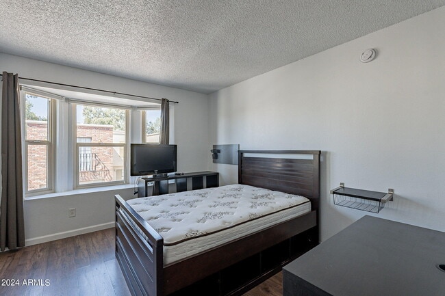 Building Photo - 820 W University Dr