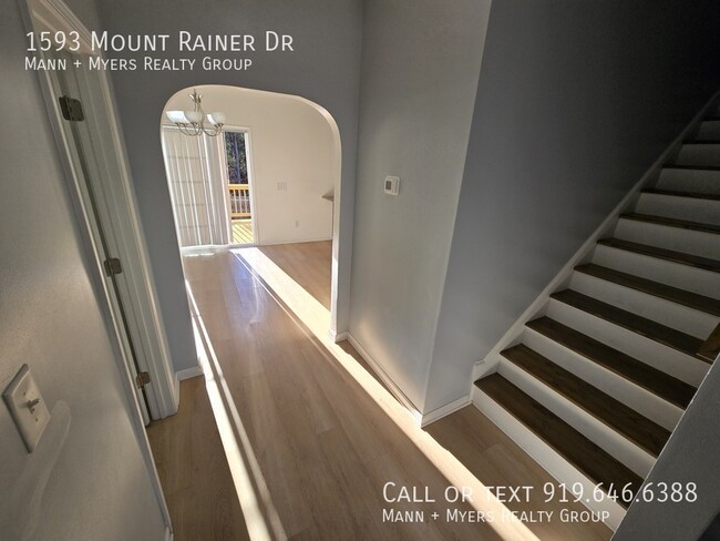 Building Photo - 1593 Mount Rainer Dr