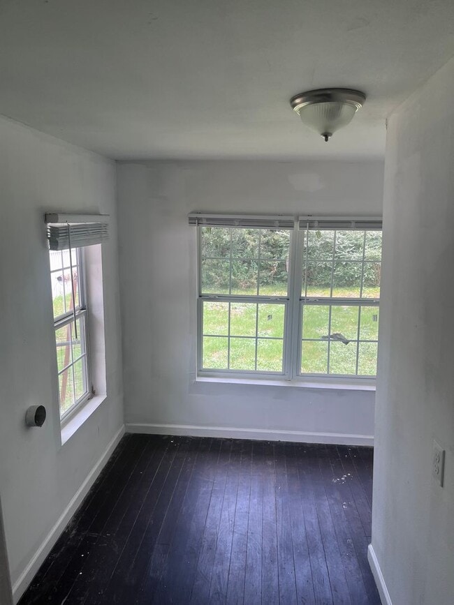 Building Photo - 2/1 in Southeast Sherman Near Rosedale Park