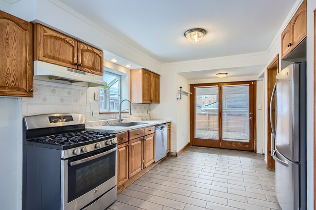 Building Photo - 6112 S Kilbourn Ave