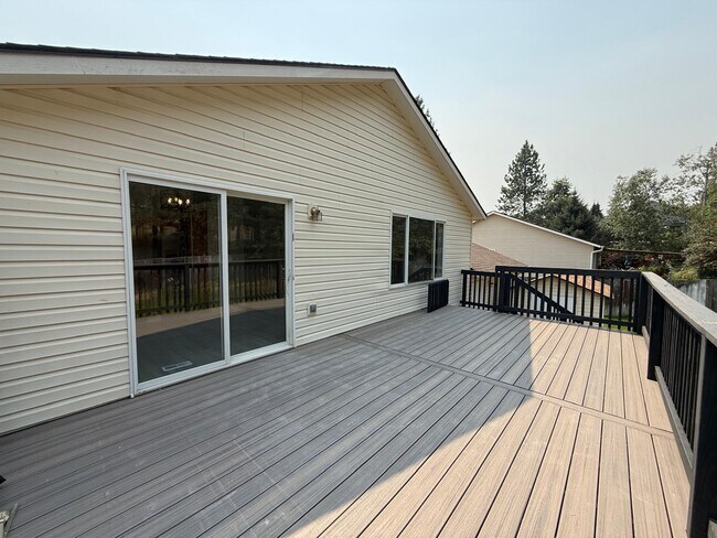 Building Photo - 7915 E Woodland Park Dr