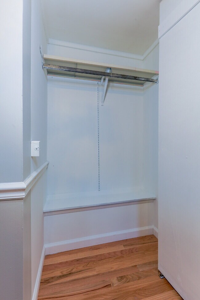 Building Photo - Bright and Spacious Townhome Living Near Reston