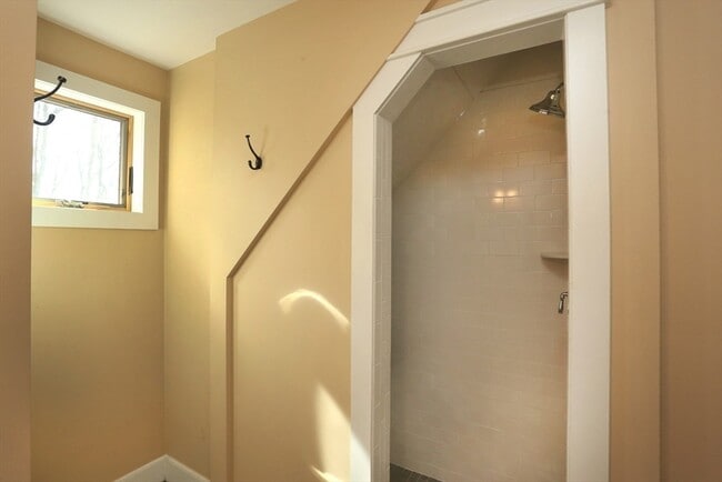 Building Photo - 12 Warren Ave