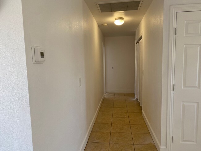 Building Photo - Single story 4 Bedroom for Lease Jurupa Va...