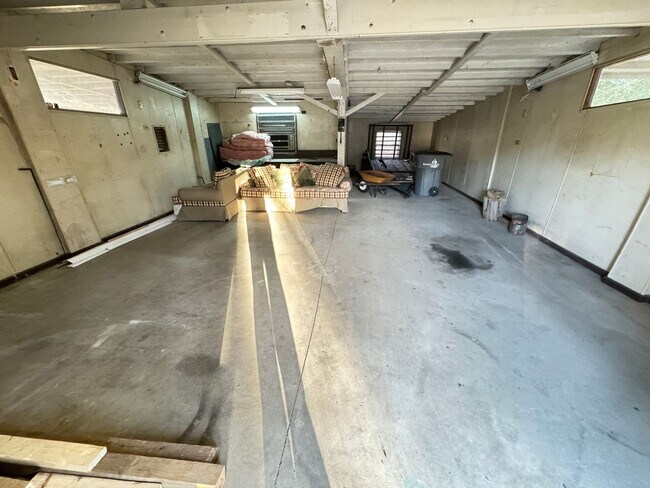 Building Photo - Fully Renovated 3bd/2ba House on Private L...