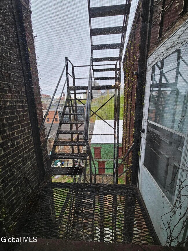 Building Photo - 32 1st St