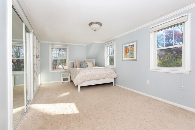 Building Photo - 2909 Meadow Ln