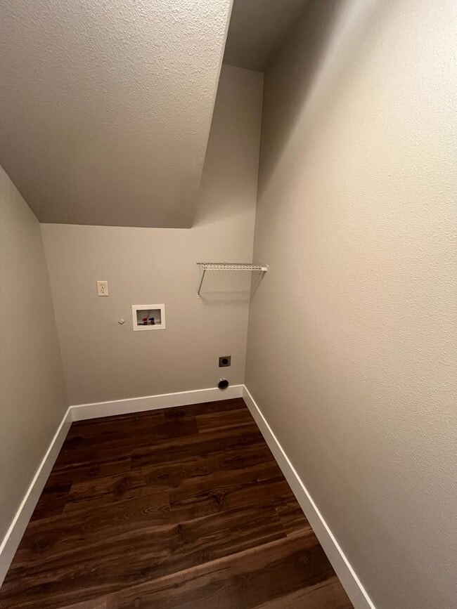 Building Photo - 3 Bed/2.5 Bath Single Family Home - Empire...