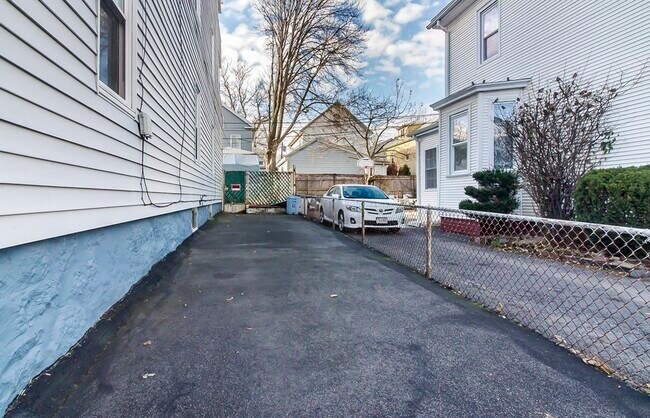 Building Photo - 166 Sydney St