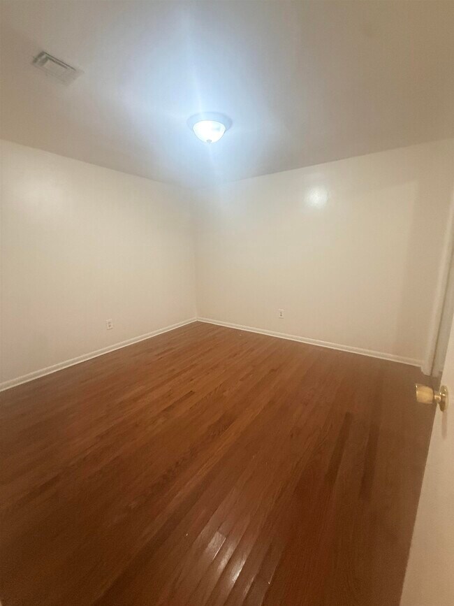 Building Photo - 592 Bramhall Ave
