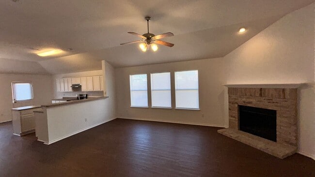 Building Photo - Move-in Ready Open Layout with a Huge Yard!