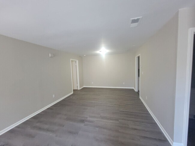 Building Photo - 1546 Hamilton Dr