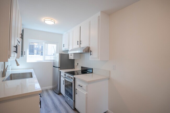 Building Photo - 821 W 167th St