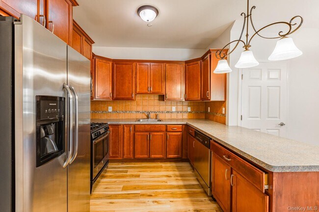 Building Photo - 975 Main St