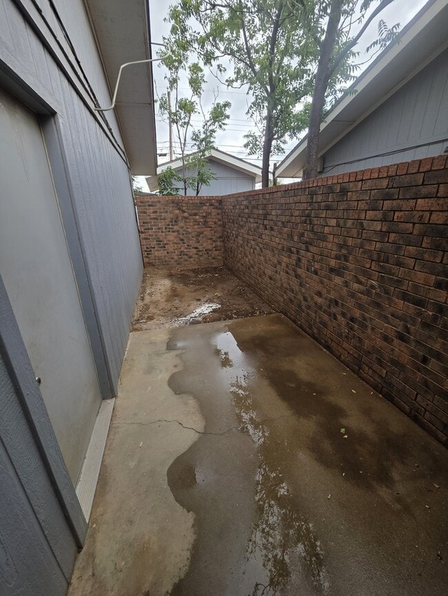 Building Photo - 3 bed 2 bath townhome, 2 car garage