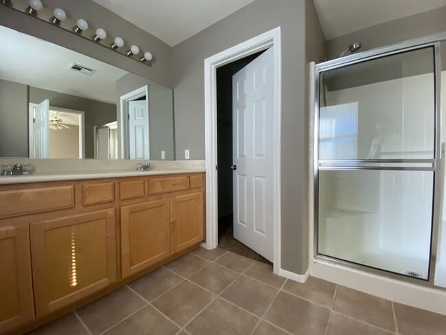 Building Photo - 2 Story 2 brm 2 1/2 bath 1 car garage home