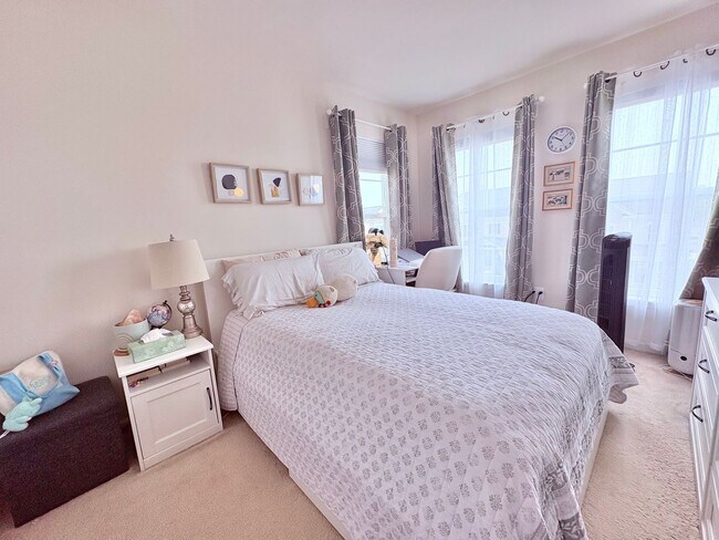 Building Photo - EMBREY MILL - END UNIT TOWNHOUSE