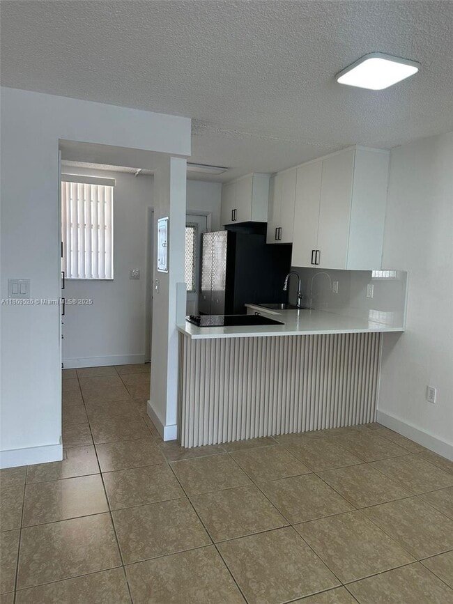 Building Photo - 2999 Point E Dr