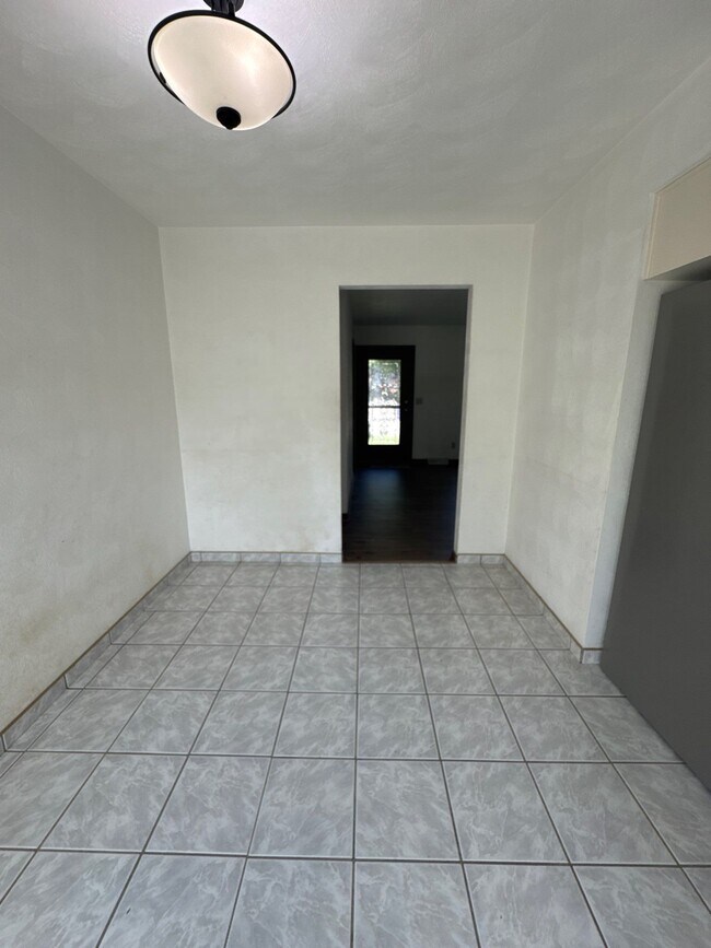 Building Photo - 1704 Twinbrook Dr