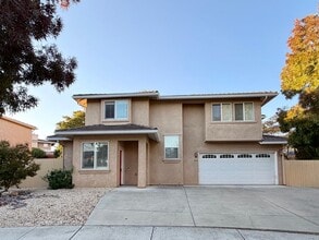Building Photo - Beautiful 3 Bedroom 2.5 Bathroom Single Fa...
