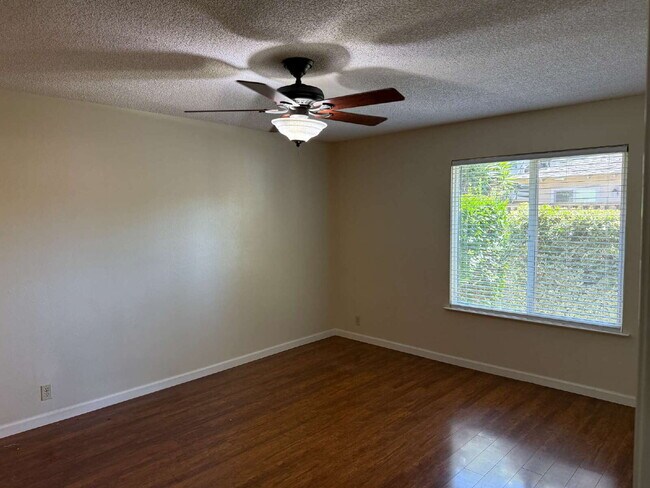 Building Photo - Large 3 bedroom apartment