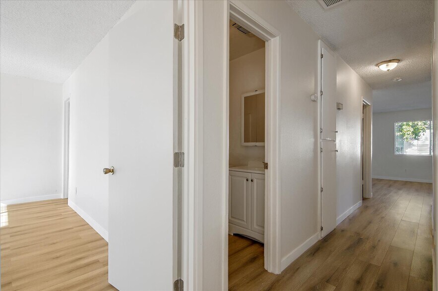 Building Photo - 9223 Langdon Ave