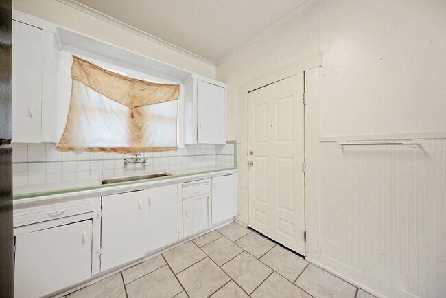 Building Photo - 2 Bedrooms and 1 Bathroom located in Denver Heights Subdivision