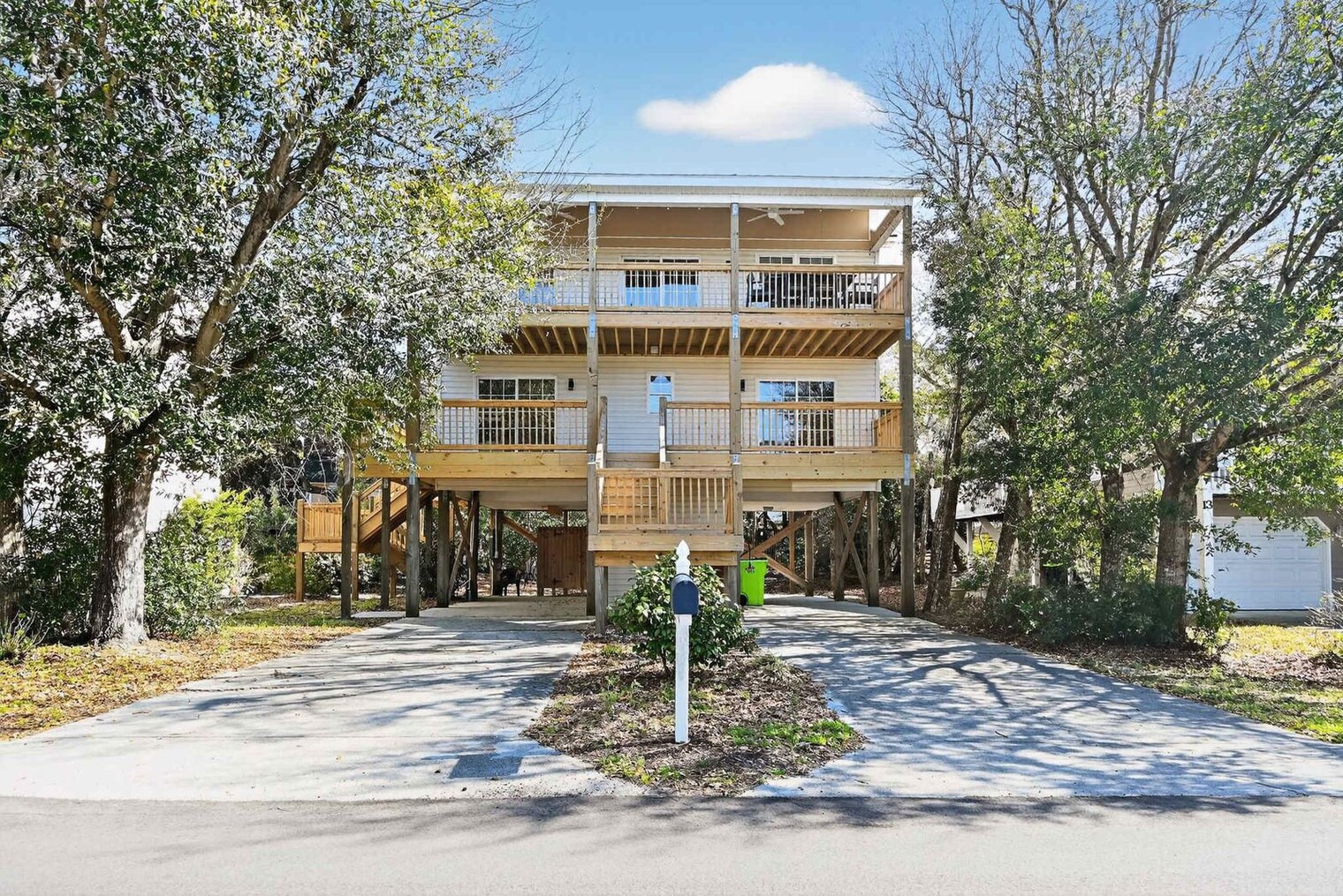 Building Photo - 12 Oak Dr