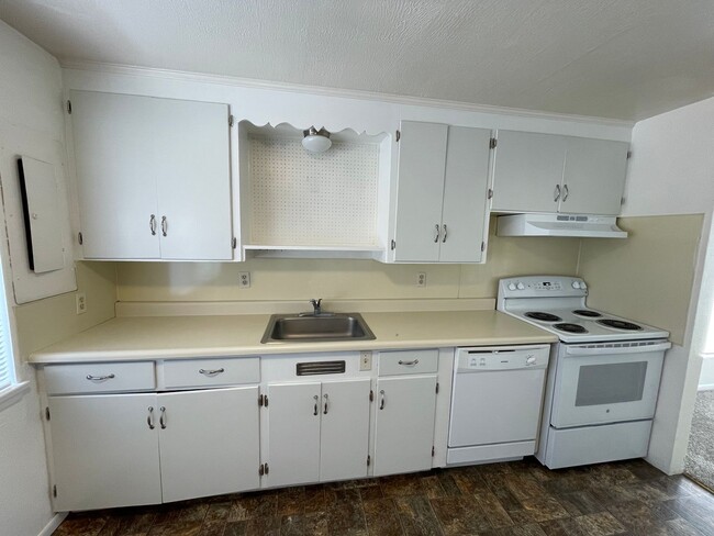 Building Photo - Prime Location! 2-Bed, 1-Bath Apartment with Lake Views and Near Downtown – Move-In Ready!