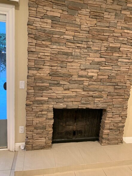 Building Photo - 2602 W Columbine Ave