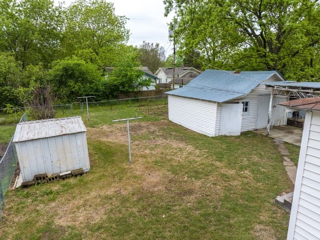 Building Photo - Freshly Updated 2 Bedroom House