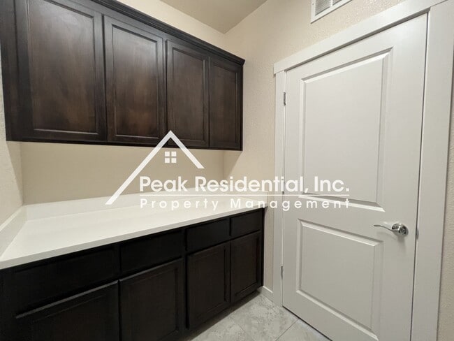 Building Photo - Beautiful Folsom 4bd/3ba Home with 2 Car G...