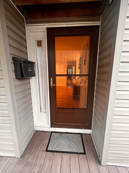 Main private entrance - 28 Hillside Ter
