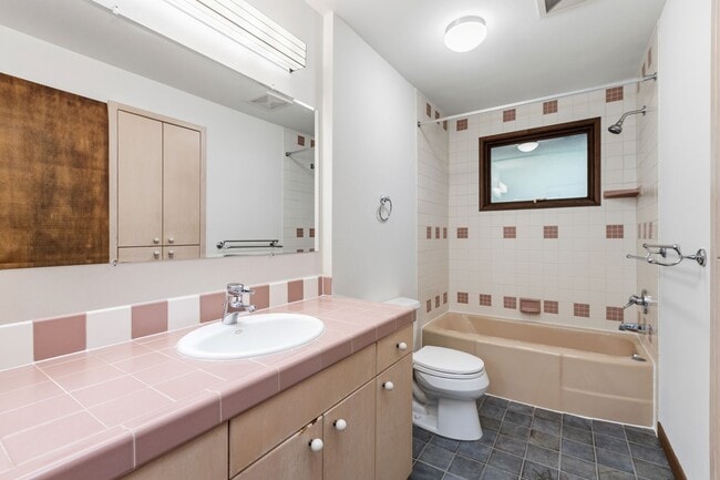 Building Photo - 4Bd/2.75Ba Seattle House