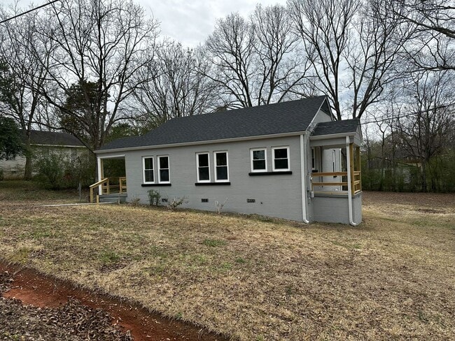 Building Photo - 2 Bedroom Home with Spacious Backyard and Modern Upgrades