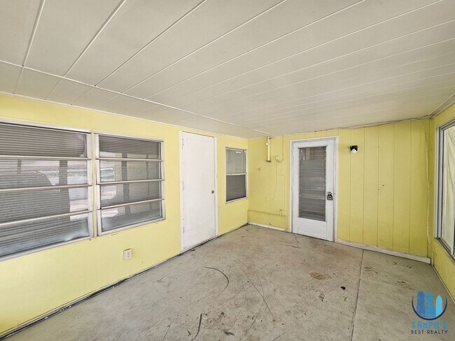 Building Photo - Spacious 3 Bedroom, 2 Bath home with a 2 CAR Carport near down St. Petersburg *Available Now*